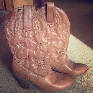 Super cute embroidered western style boots
